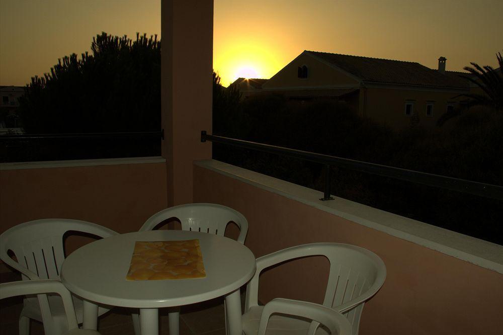 Nireas Resort Corfu อาคาราวี ภายนอก รูปภาพ